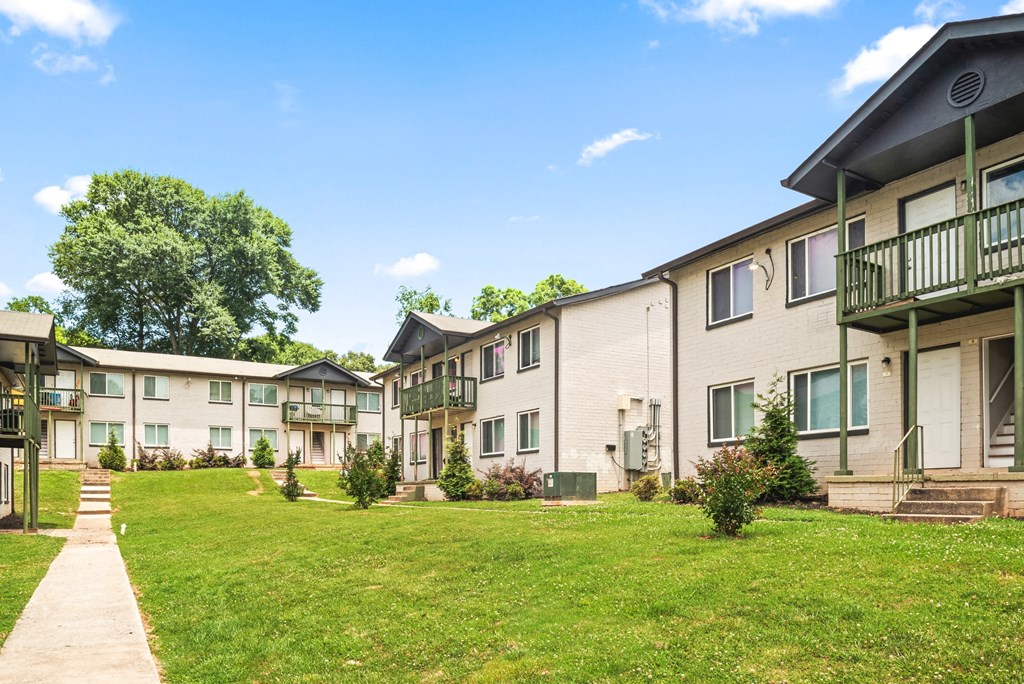 Courtyard With Green Space at Gardens at Washington Park, Atlanta, GA, 30314